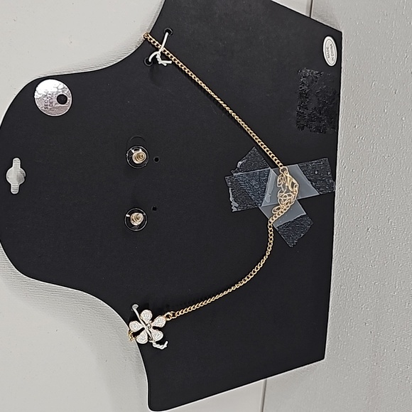 Flower Petal Necklace & Earring Set in Shimmering Iridescent White w Crystal - Picture 5 of 6